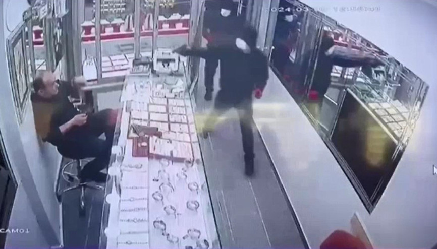 Küçükçekmecede kuyumcuyu silah tehdidiyle gasp eden şüpheliler yakalandı