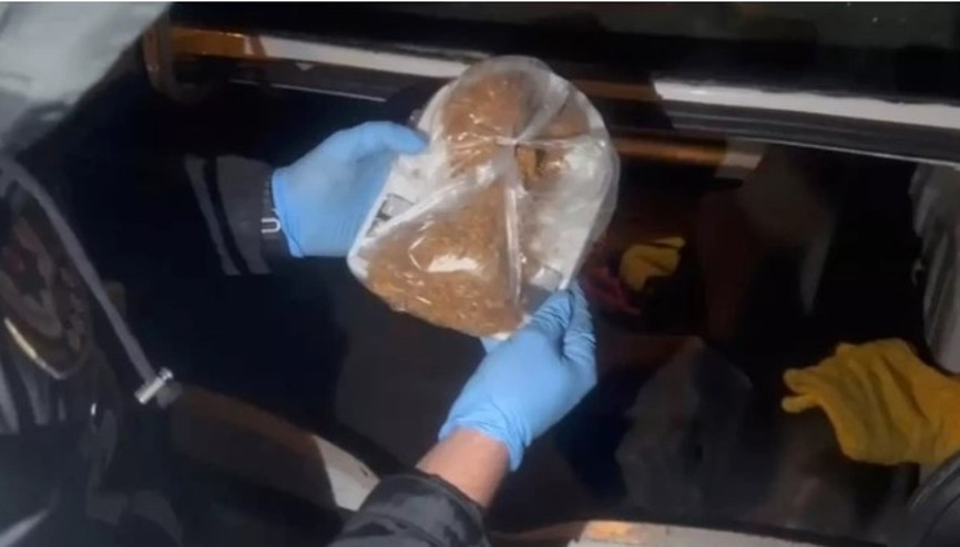 Adanada otomobilinde uyuşturucu ve çelik yelek çıktı, tutuklandı