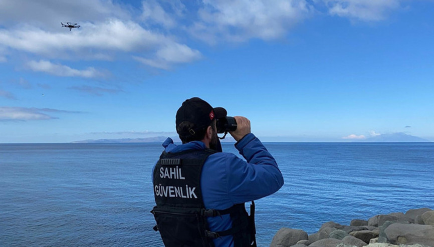 Çanakkalede göçmenleri taşıyan bot battı 7si çocuk 22 kişi hayatını kaybetti