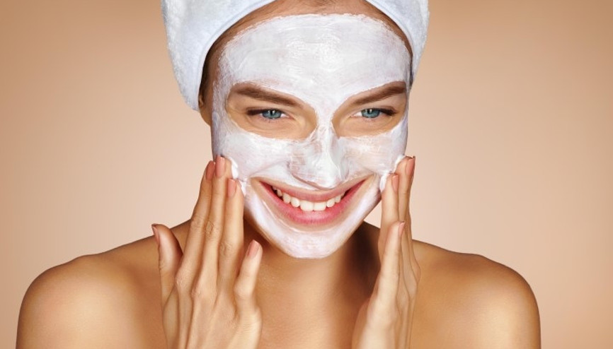 Pişik kremi yüze sürülür mü Dermatoloğun yüzüne pişik kremi sürdüğü video sosyal medyada viral oldu