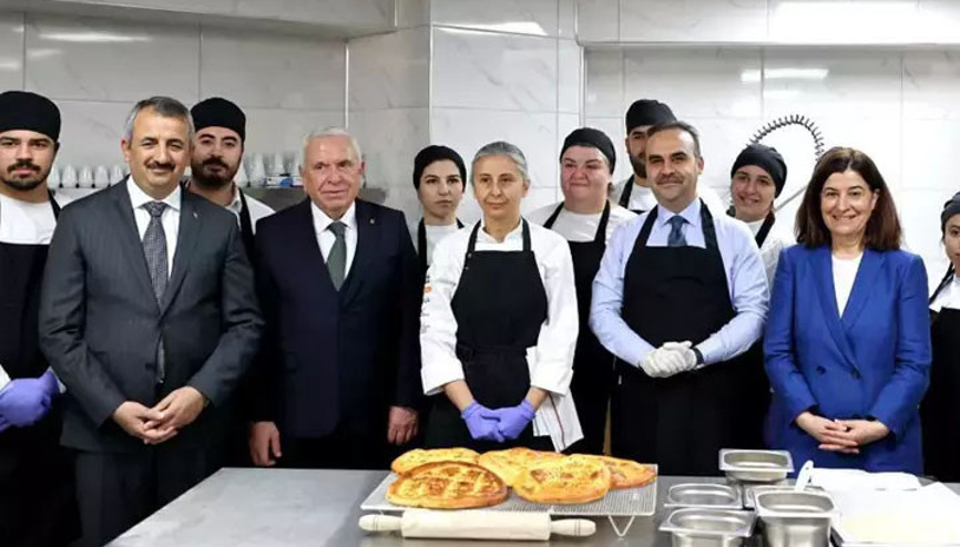 Bakan Kacır, Ramazan pidesi yaptı