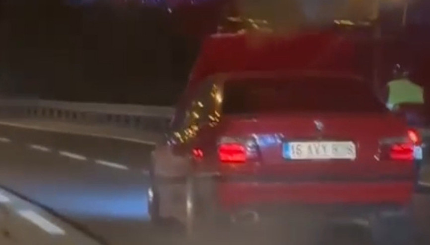 Bayrampaşada trafikte tehlikeli anlar: Kaputu açıldı