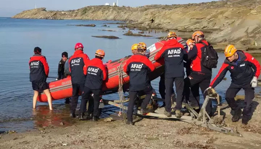 Çanakkaledeki bot faciası... Arama çalışmaları devam ediyor Çanakkaledeki bot faciası... Arama çalışmaları devam ediyor
