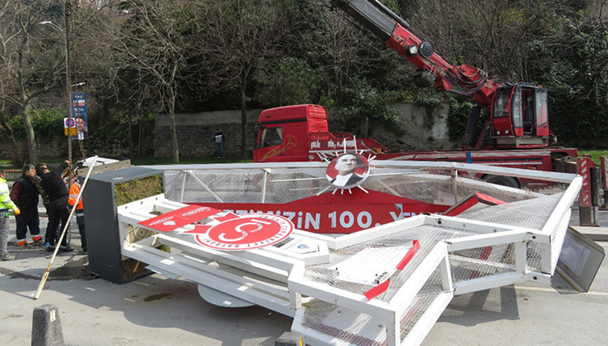 Üsküdarda konteyner yüklü vinç demir platformu devirdi: Yol trafiğe kapandı