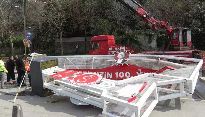 Üsküdarda konteyner yüklü vinç demir platformu devirdi: Yol trafiğe kapandı