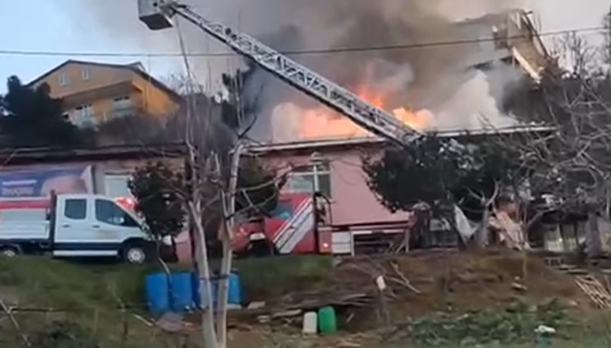 Beykozda gecekondunun çatısı alev alev yandı