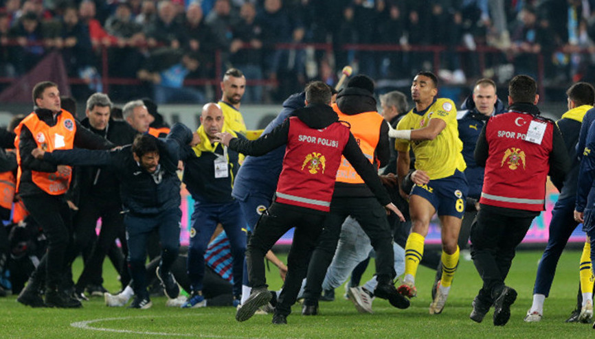 İrfan Can Eğribayattan Trabzonsporlu Egemen Korkmaza tepki: Ekmek yediğin yere ihanet etmek budur