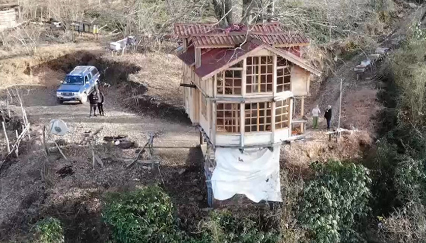 Görenler gözlerine inanamıyor 150 yıllık ağacın gövdesine 2+1 ev yaptı