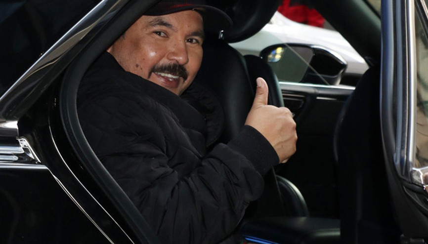 Otoparkta güvenlik görevlisi olarak çalışıyordu... Ünlü sunucunun arabasında uyuyakaldı... Kendini bir TV yıldızı olarak buldu