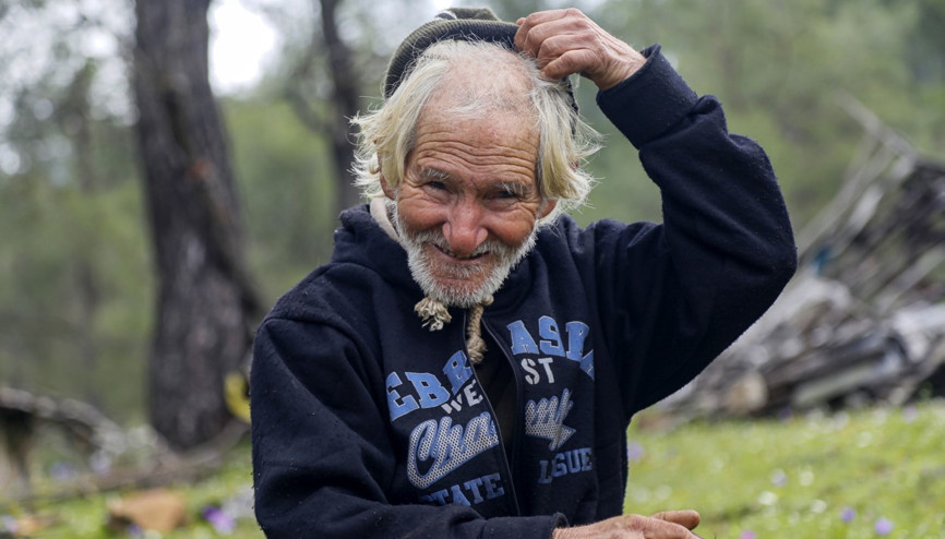 17 yıl önce insanlara küsüp dağda yaşamaya başladı Nedeni ise yürek burktu 17 yıl önce insanlara küsüp dağda yaşamaya başladı Nedeni ise yürek burktu