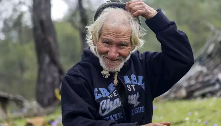 17 yıl önce insanlara küsüp dağda yaşamaya başladı Nedeni ise yürek burktu 17 yıl önce insanlara küsüp dağda yaşamaya başladı Nedeni ise yürek burktu