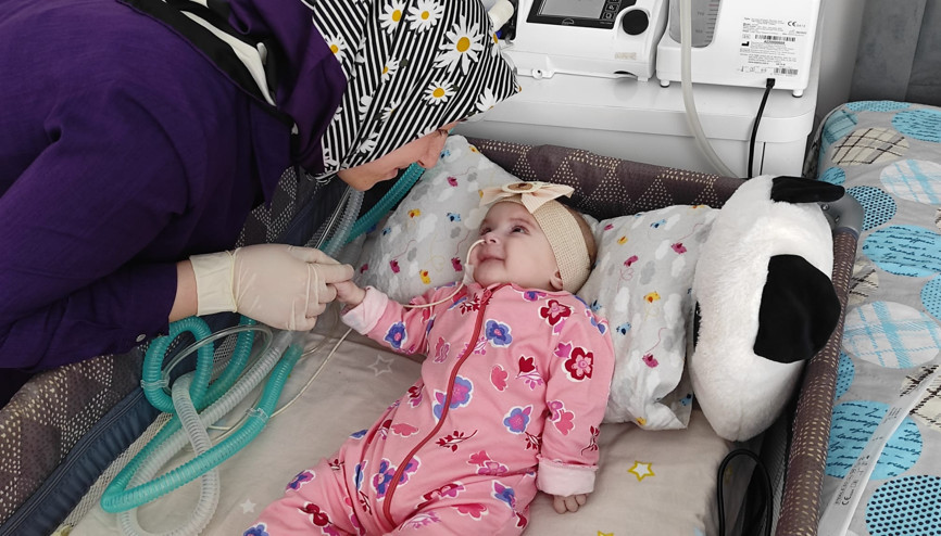8 makineye bağlı SMA hastası Amine Ravza bebek, hayata tutunmaya çalışıyor