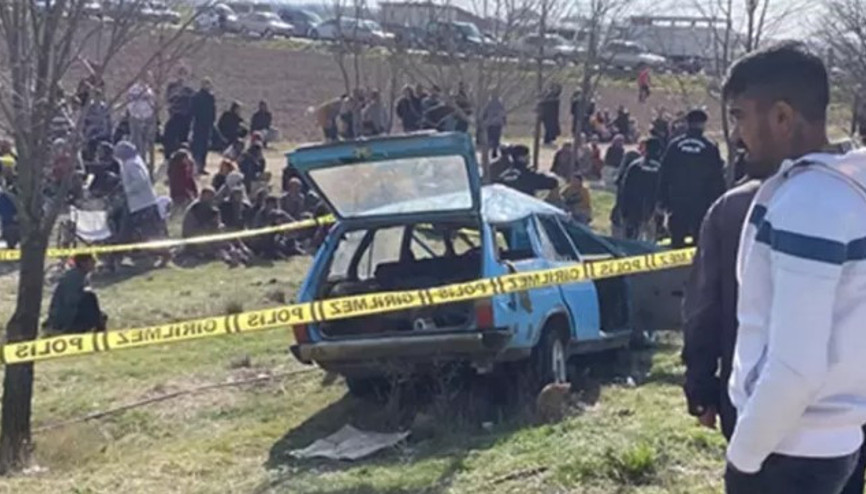 Konya’da otomobil, otobüs durağına daldı: Ölü ve yaralılar var