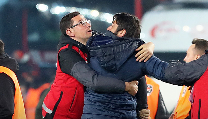 Egemen Korkmazdan Trabzonspor - Fenerbahçe maçıyla ilgili eleştirilere cevap: Yerdeki bir kişiye uygulanan şiddete reaksiyon gösterdim