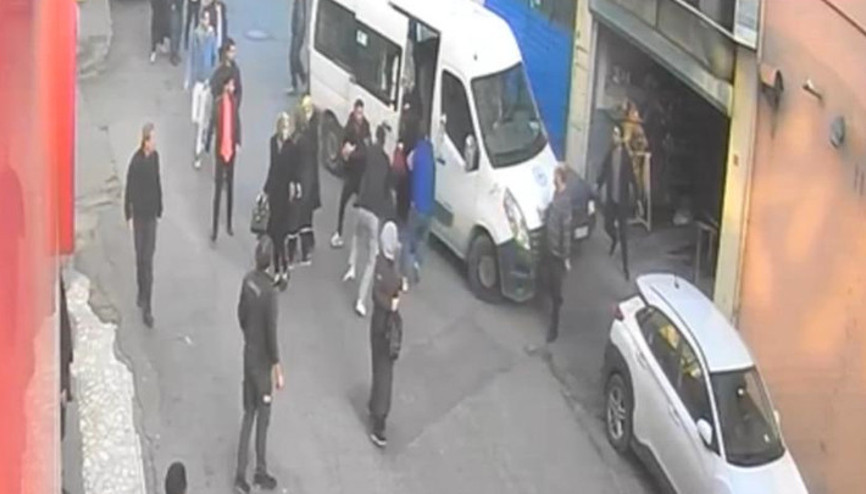 Kağıthanede servis şoförüne levyeli saldırı: Ölümden döndü Dehşet anları kamerada