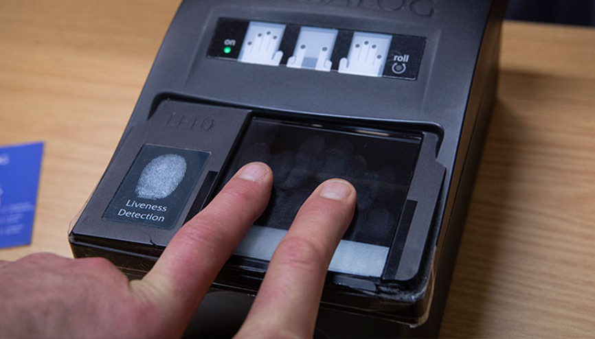 Kimlikteki parmak izi yasal