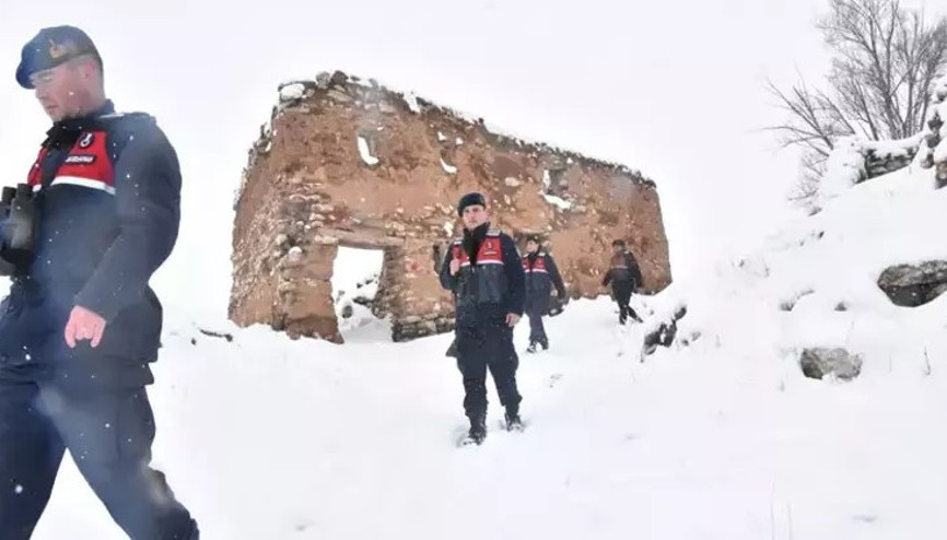 Sivasta koruma altındaki terk edilmiş tarihi köyde 1 yılda 12 defineci yakalandı