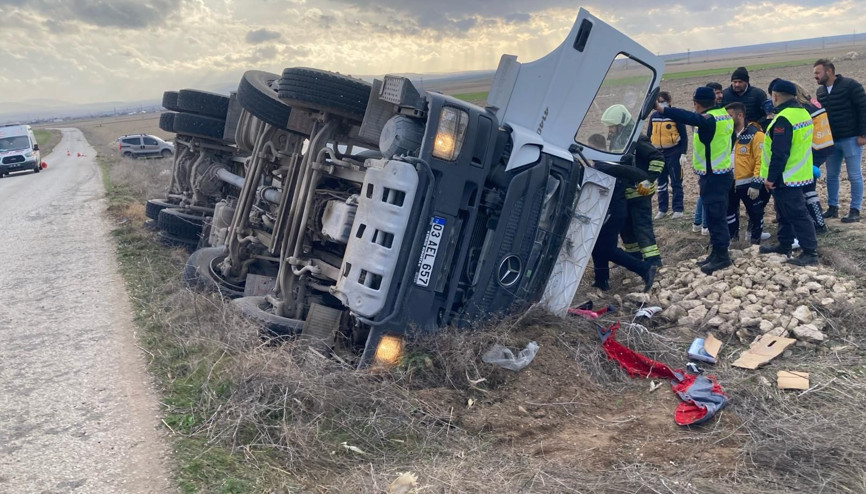 Beton mikseri şarampole devrildi: Sürücü hayatını kaybetti
