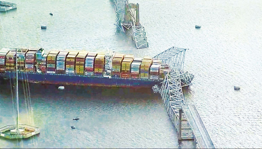 Araçlar suya gömüldü: Köprüyü yıktı geçti