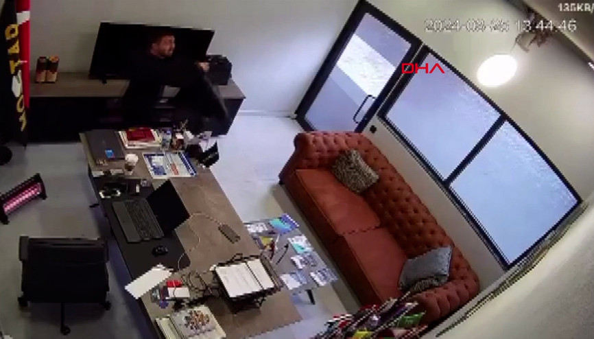 Tavandaki lamba boşluğundan düşen yavru kedileri ceketiyle tutmaya çalıştı