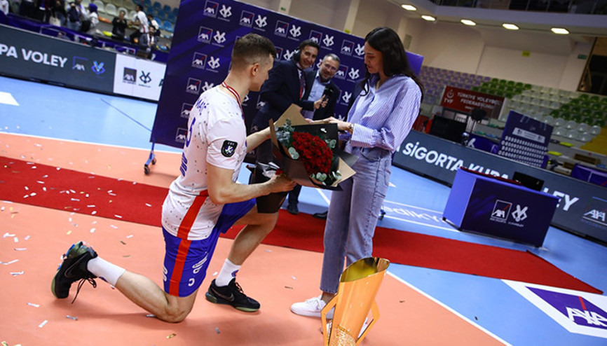 Mert Maticten İrem Yaman sürpriz evlenme teklifi