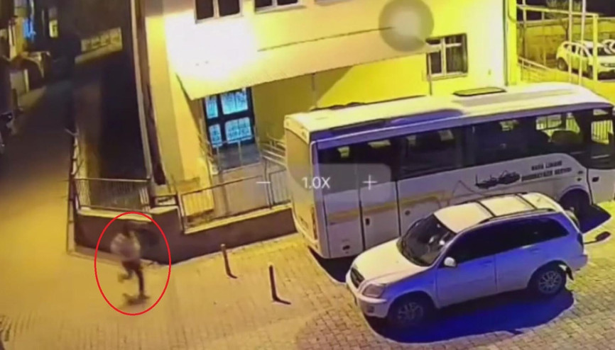 Otomobiline binerken tabancayla vuruldu; saldırı kamerada