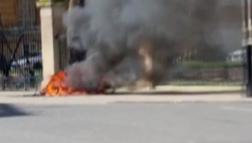 Buckingham Sarayı’nın önünde elektrikli bisiklet patladı