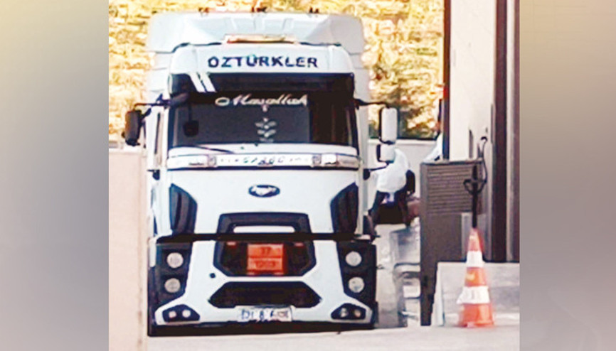 Havasızlıktan 2’si öldü... Akaryakıt tankerinde 52 kaçak göçmen