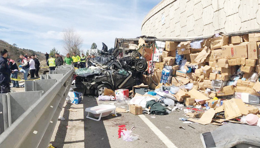 Katliam gibi kaza: 4 ölü 3 yaralı