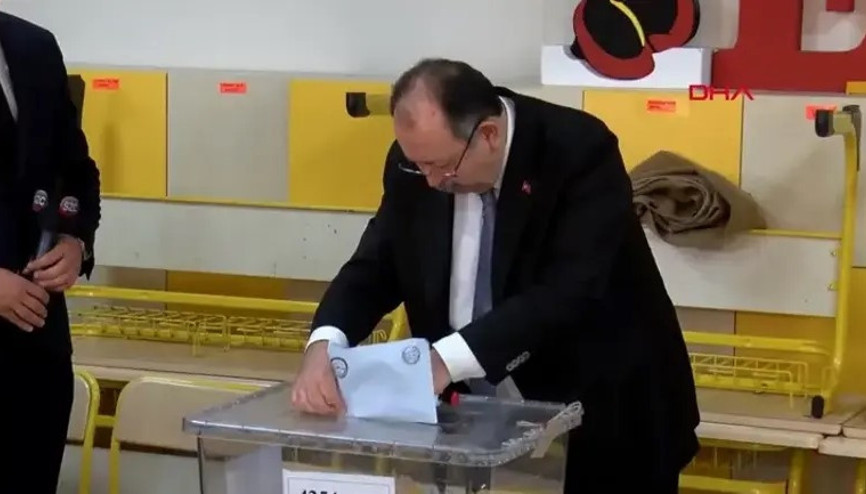 YSK Başkanı Ahmet Yener, oyunu kullandı