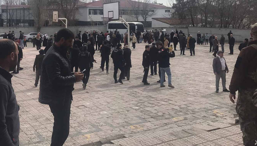 Muhtar adaylarının tartışması, polisin müdahalesiyle büyümeden son buldu