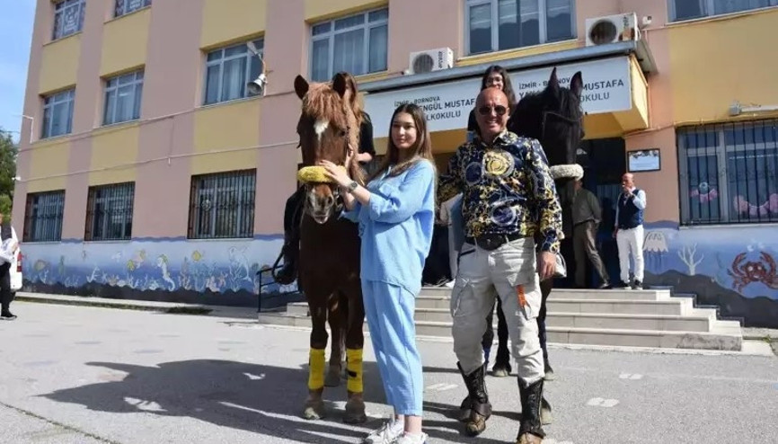 İzmirde atları ile oy vermeye geldiler
