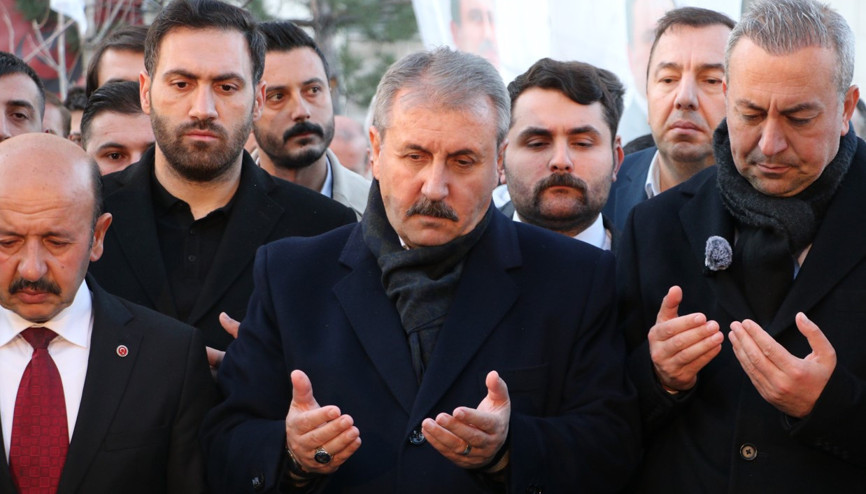 Desticiden, Sivas teşkilatı ile Muhsin Yazıcıoğlunun kabrine ziyaret Desticiden, Sivas teşkilatı ile Muhsin Yazıcıoğlunun kabrine ziyaret