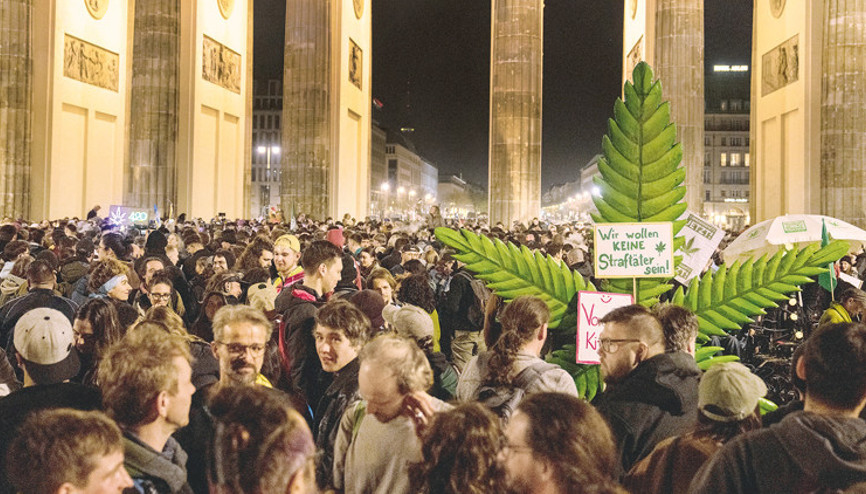 Berlin’de esrar kutlaması