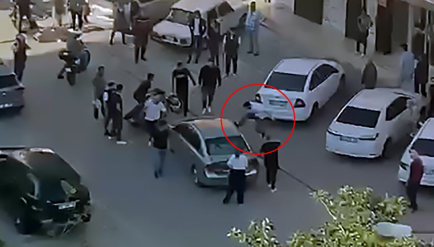 Trafikte dehşet anları Bıçakla saldırıp, otomobilin camlarını kırdılar Trafikte dehşet anları Bıçakla saldırıp, otomobilin camlarını kırdılar