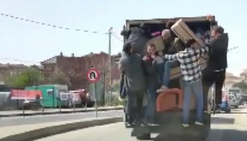 Sultangazide eşya dolu kamyonetin arkasında 6 kişinin tehlikeli yolculuğu kamerada