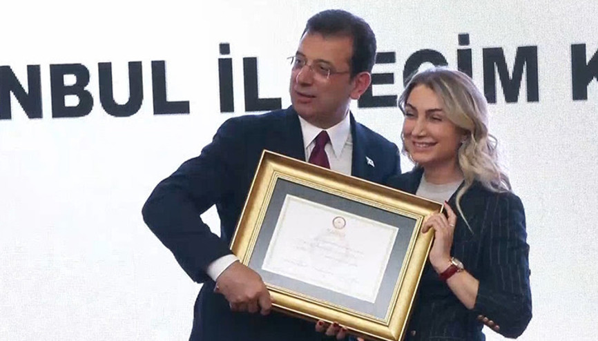 Ekrem İmamoğlu mazbatasını aldı