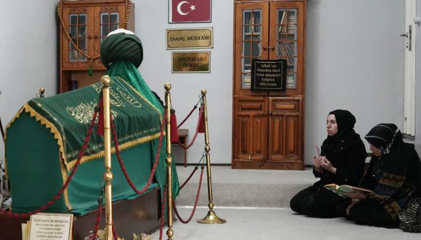 Evin içindeki türbe görenleri şaşkına çeviriyor Evin içindeki türbe görenleri şaşkına çeviriyor