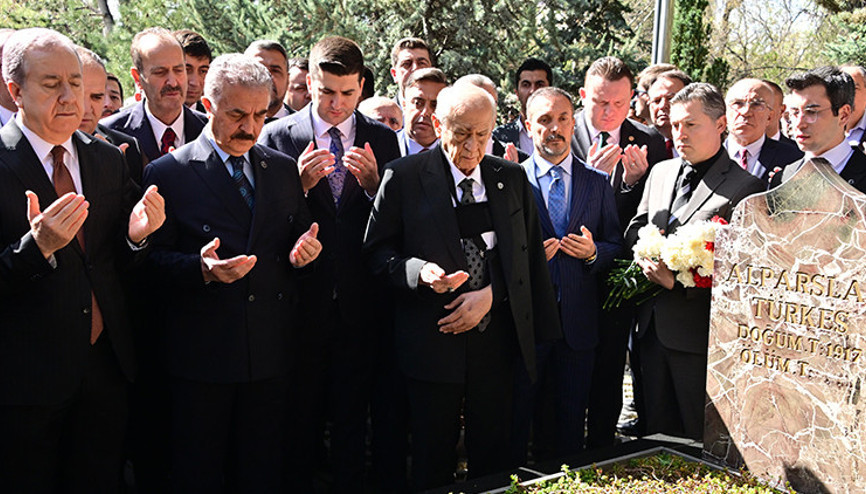 Devlet Bahçeliden Alparslan Türkeşin mezarına ziyaret