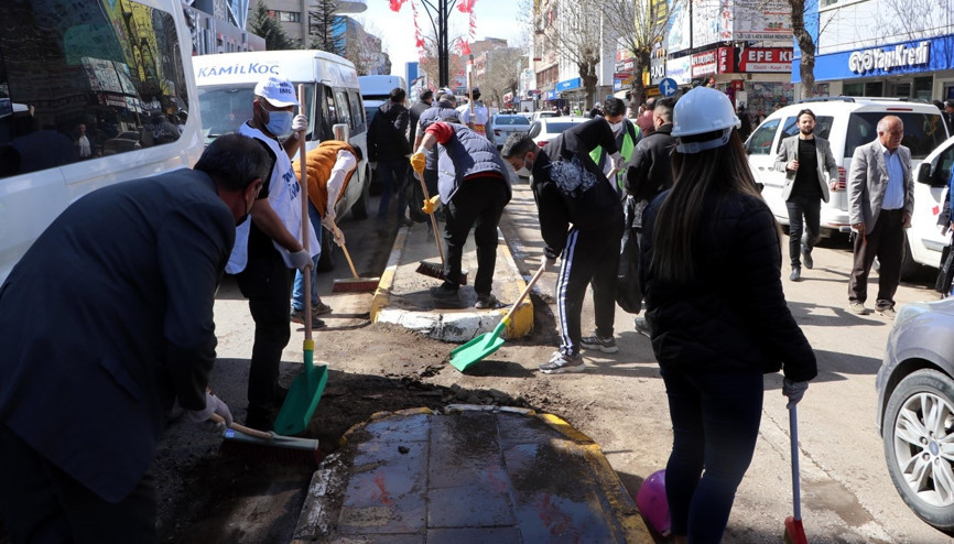 Vanda olayların sona ermesiyle şehirde sokaklar temizlenmeye başlandı