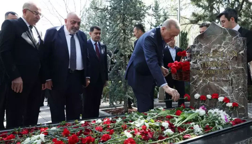 Cumhurbaşkanı Erdoğandan Türkeşin kabrine ziyaret