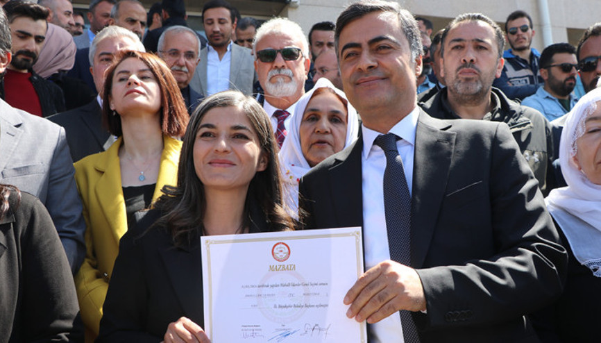 Van Büyükşehir Belediye Başkanı Abdullah Zeydan, mazbatasını aldı