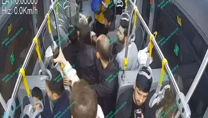 Metrobüse mermi isabet etti: Panik anları kamerada