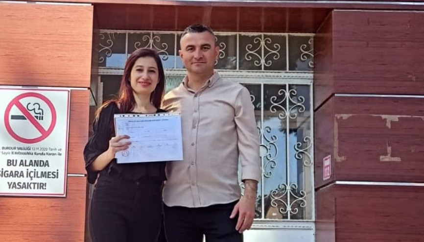 Burdurun Tefenni ilçesinin ilk kadın muhtarı mazbatasını aldı