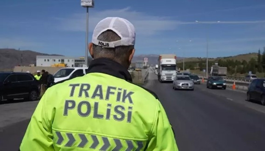 43 ilin geçiş noktasında bayram yoğunluğu: Araç trafiği yüzde 100ye ulaştı 43 ilin geçiş noktasında bayram yoğunluğu: Araç trafiği yüzde 100ye ulaştı