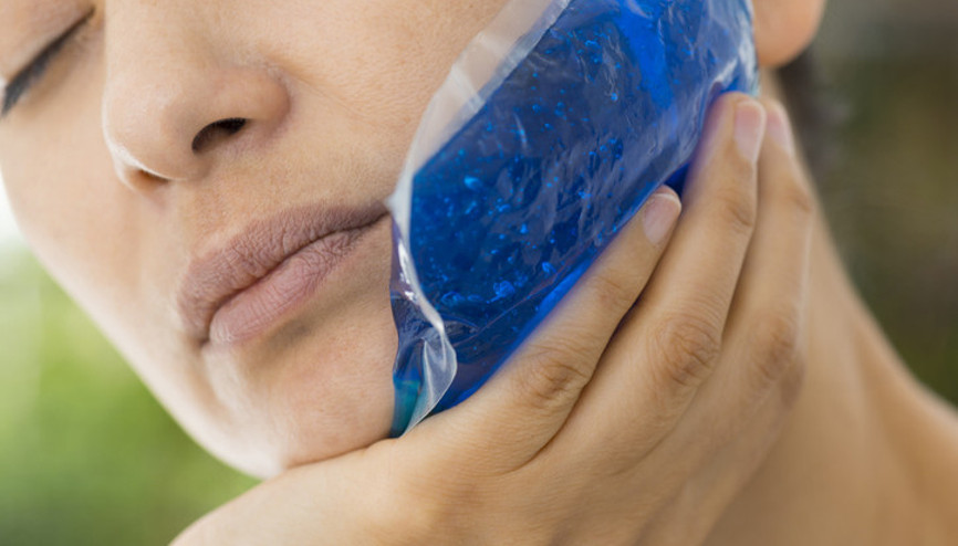 Son dönemde herkesin dilinde ama gerçekten işe yarıyor mu Yüze buz uygulaması hakkında uzmanlar ne diyor