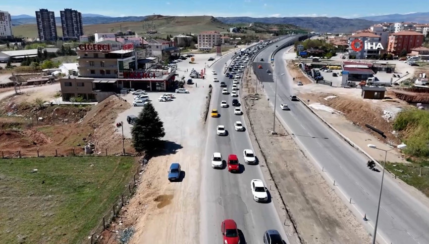 43 ilin geçiş güzergahı kilit kavşakta trafik yoğunluğu: Tatilciler yollara akın etti