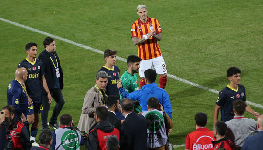 Son dakika: Süper Kupa maçında Fenerbahçe sahadan çekildi Galatasaray golü bulmuştu...