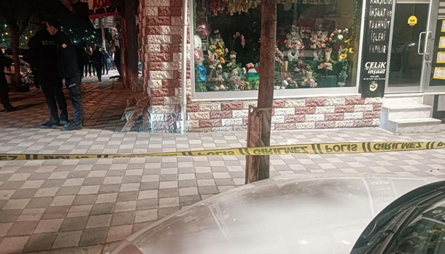 Kadınlar sözlü tartışmaya girdi, kocaları sokak ortasında çatıştı... O anlar kamerada