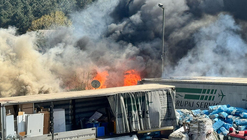 Pendikte yediemin otoparkında yangın